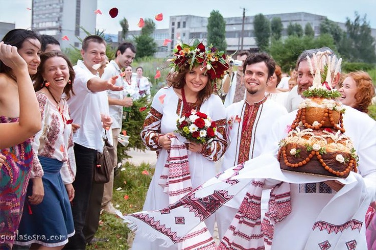 I love a good Ukrainian wedding! | Handfasting
