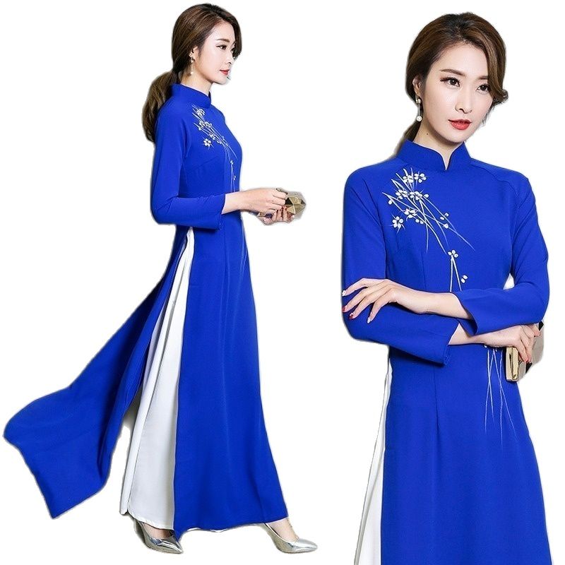 Wanita Cantik Dengan Gaun Tradisional Budaya Vietnam Ao Dai Terkenal ... Wanita Cantik Dengan Gaun Tradisional Budaya Vietnam Ao Dai Terkenal ...
