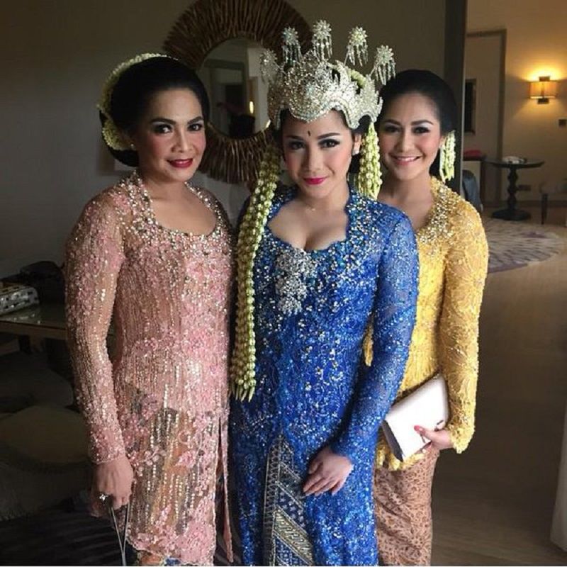 15 Referensi Kebaya Adat Sunda, Mewah bak Wanita Aristokrat 15 Referensi Kebaya Adat Sunda, Mewah bak Wanita Aristokrat