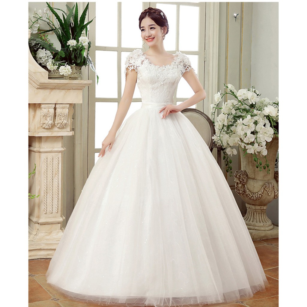 12 Inspirasi Gaun Pengantin Renda. Jaminan Berkelas Sih Kalau Pakai Ini