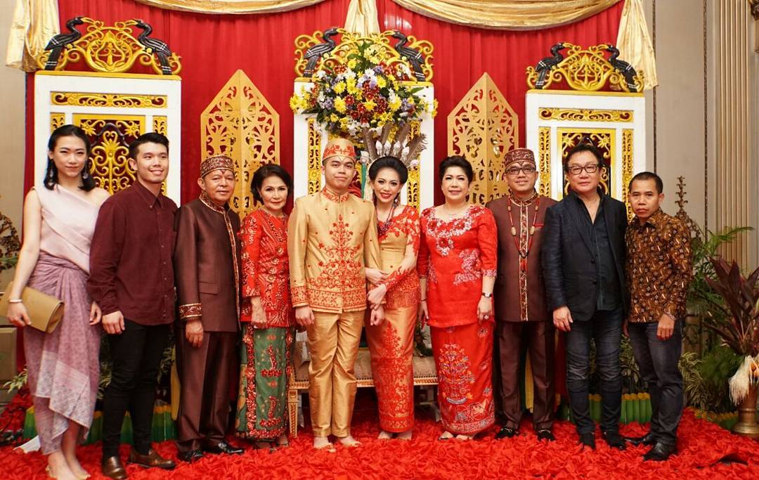 10 Gaun Pernikahan Tradisional Seleb yang Paling Bikin Jatuh Hati