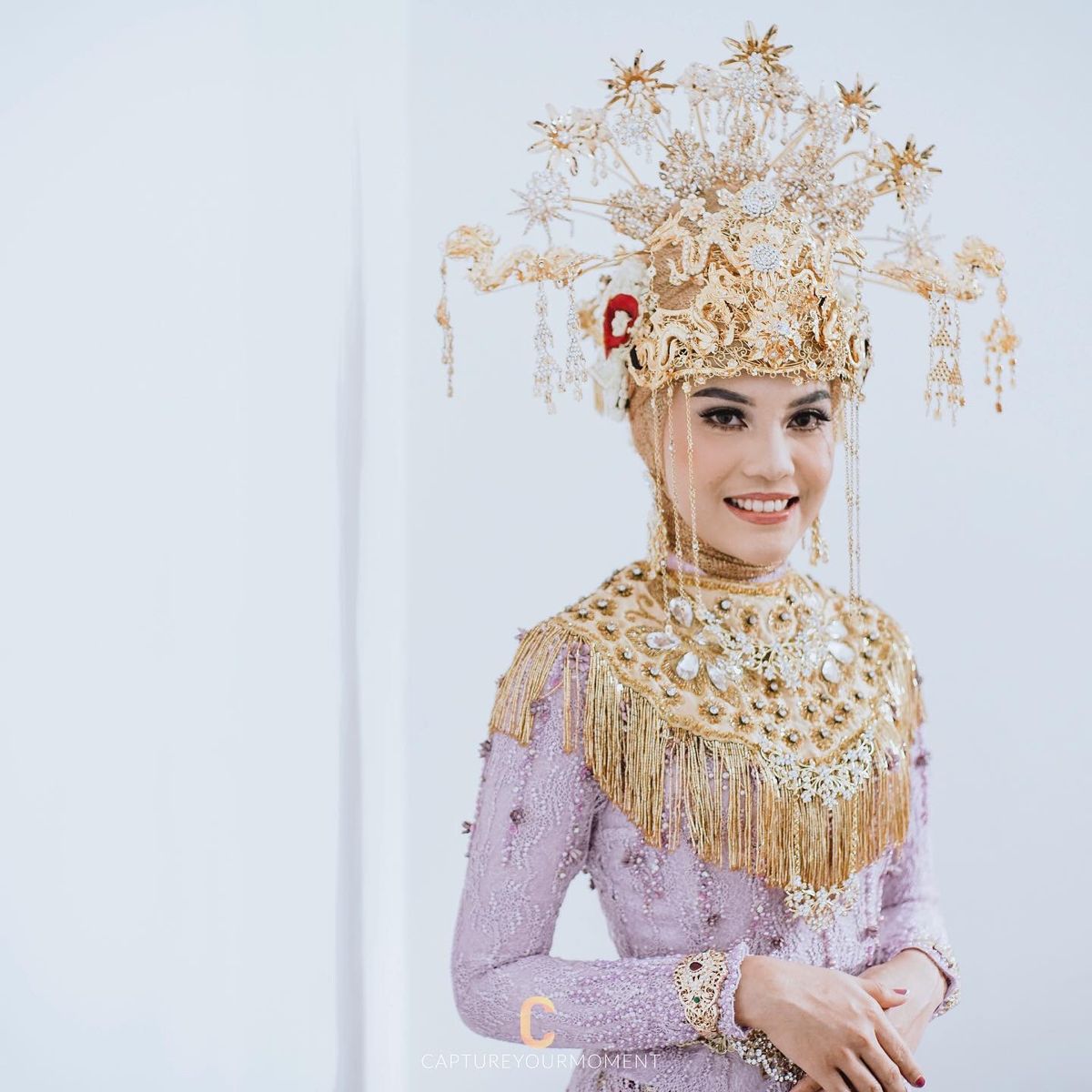 Inspirasi Busana Pengantin Hijab Modern dengan Pakaian Adat Tradisional ...