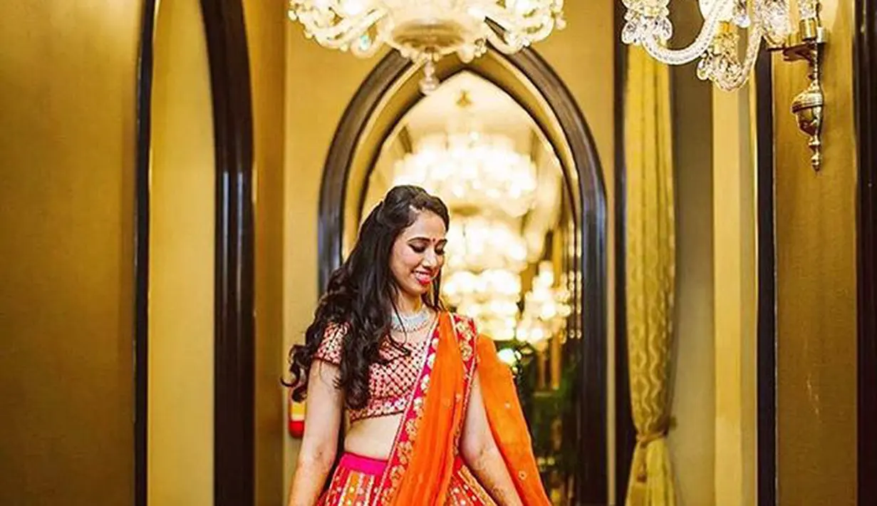 Menemukan gaun sari pengantin India warna merah emas yang ikonik dan detail perhiasannya?