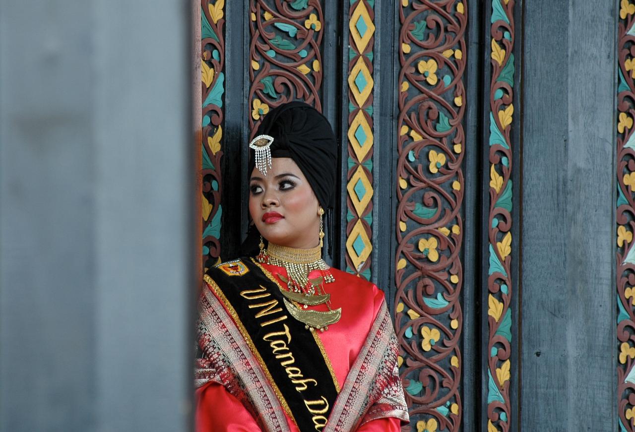 Mencari informasi Busana Minang 