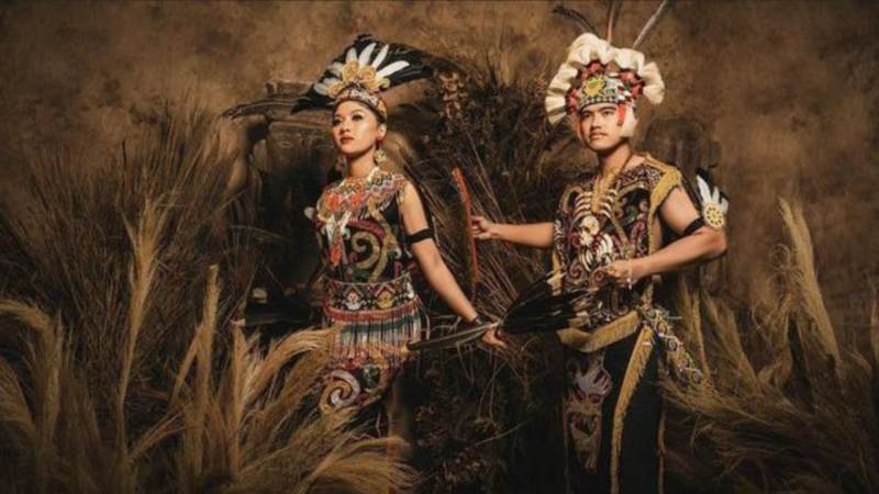 Baju Pengantin Adat Dayak - Budayanesia Mencari detail baju adat Dayak Kalimantan untuk pengantin dan keunikannya?