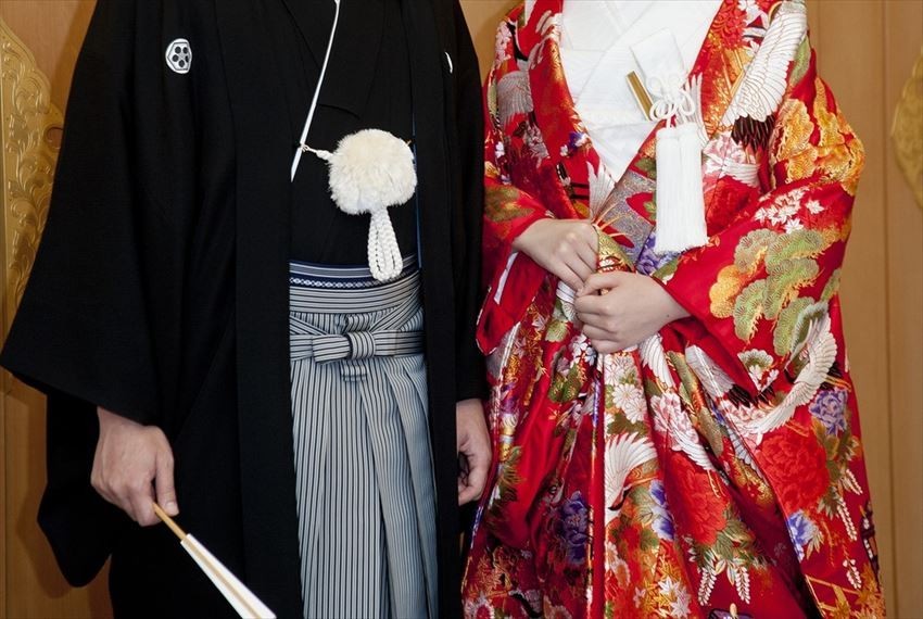 Memahami lebih dalam tradisi pernikahan Shinto Jepang dan ritual sake-sharing yang sakral?