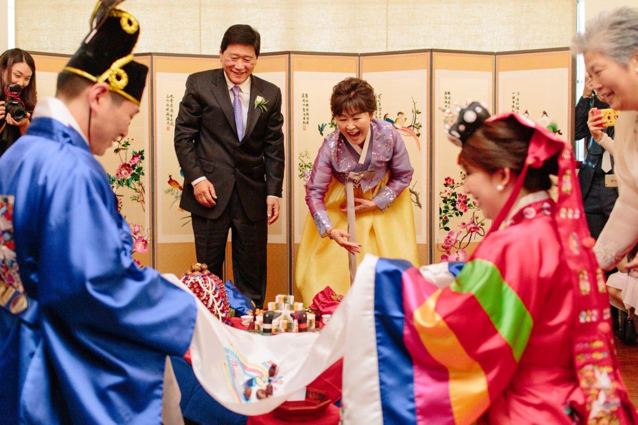 Tradisi Pernikahan Korea Selatan, Sakral dan Penuh Makna - HelloCation Menjelajahi tradisi Paebaek dalam pernikahan Korea dan sajian kacang kurma yang simbolis?