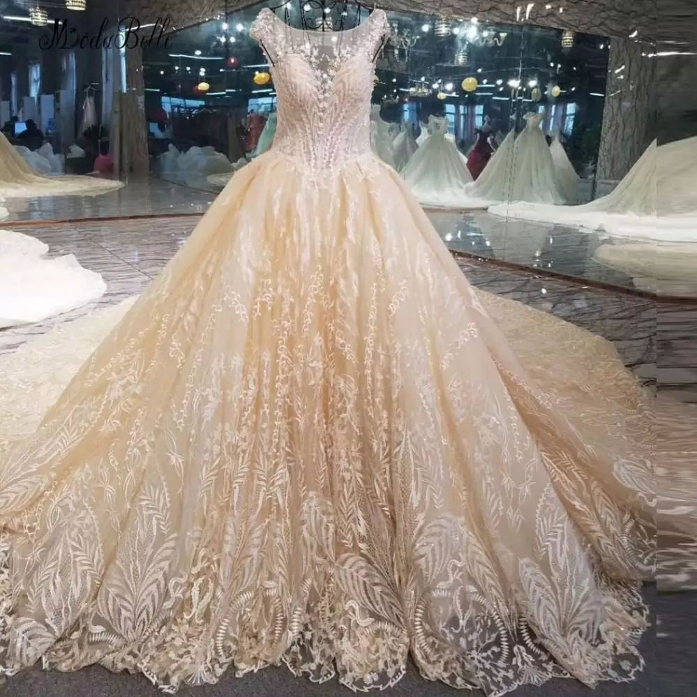 Inspirasi desain gaun pengantin Tiongkok modern dengan bordir emas yang mewah dan berkelas?
