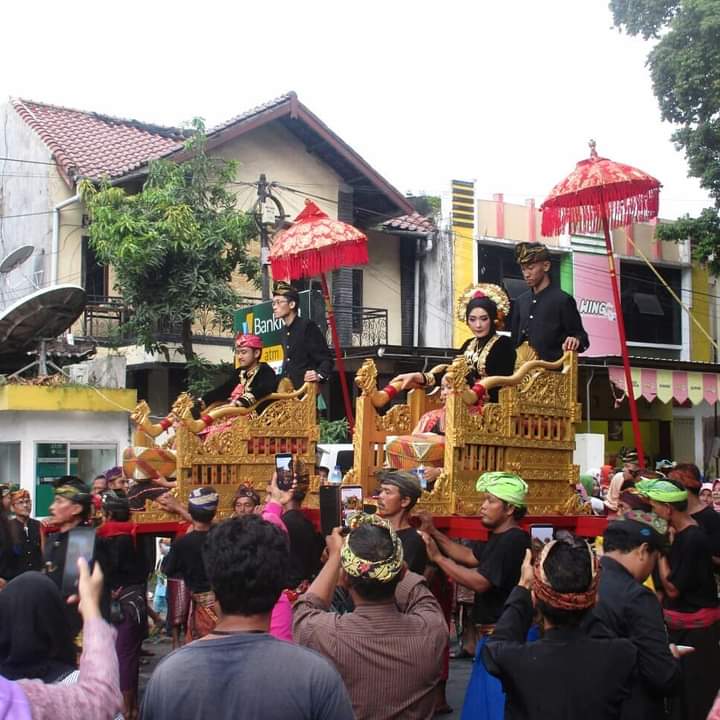 Memahami tradisi nyongkolan Lombok dan perannya dalam pernikahan?