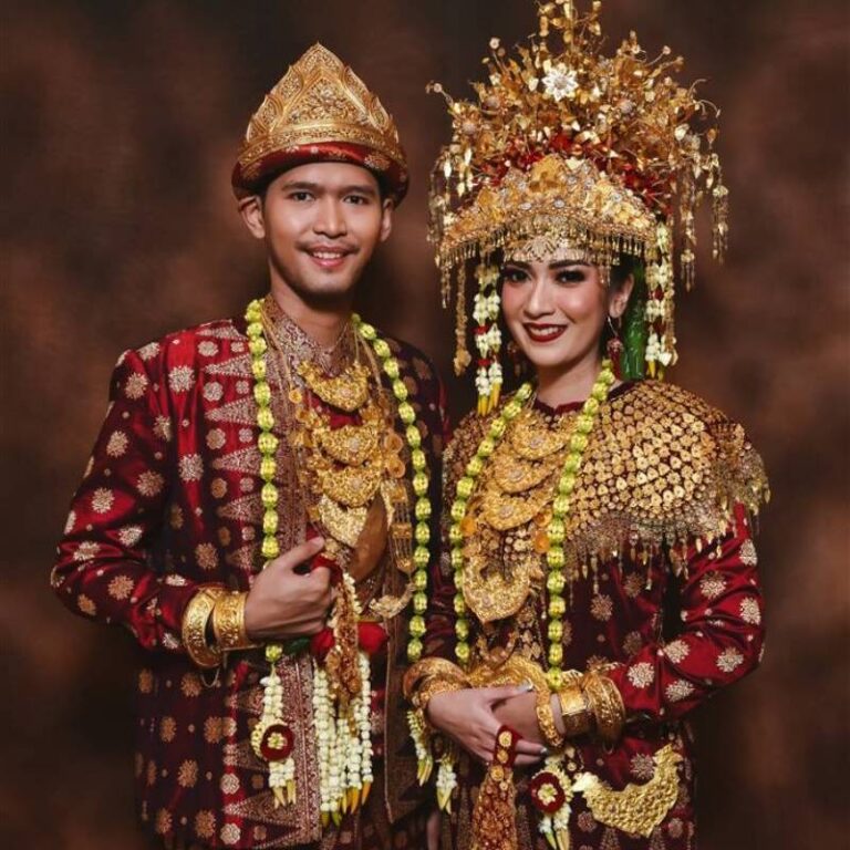 Songket Palembang: A Distinctive Handwoven Textile – Indonesia Expat Menemukan inspirasi Songket Palembang untuk pengantin wanita Indonesia yang anggun dan berkelas?