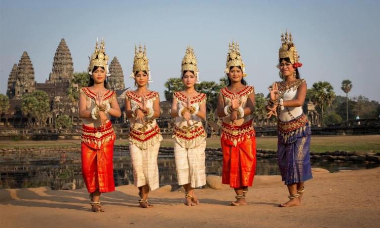 Mencari detail gaun pengantin tradisional Kamboja (Sampot Hol) dan keindahannya?
