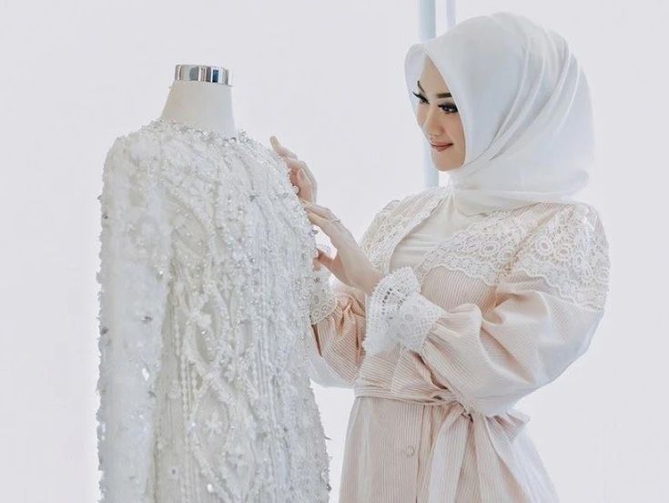 7 Rekomendasi Kebaya Pengantin Hijab dan Tips Memilihnya | Traditional ... Inspirasi desain hijab bridal Melayu modern yang berhias kristal dan tetap elegan?