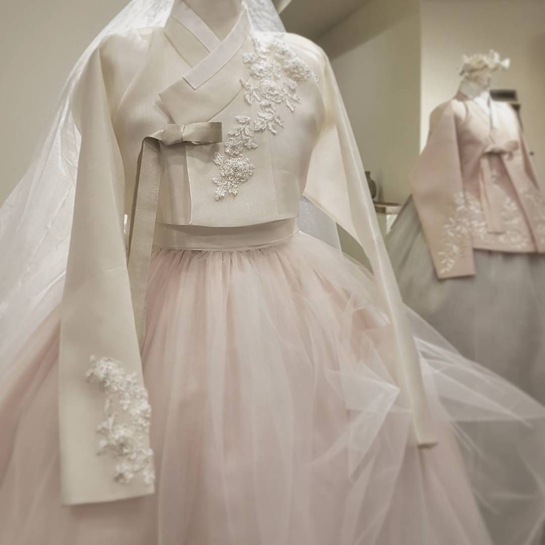 Ide kombinasi desain Hanbok modern dengan sentuhan warna pastel yang elegan untuk pengantin Korea?
