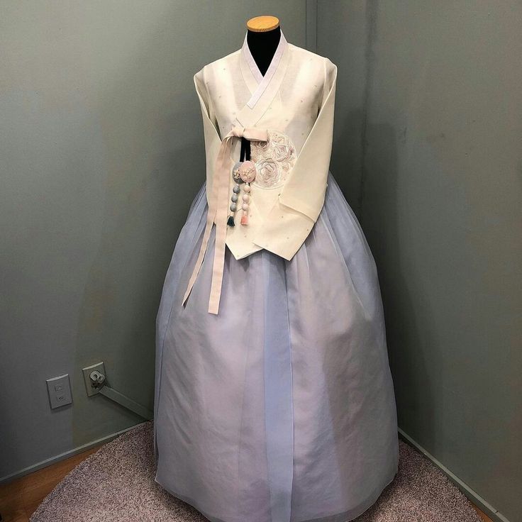 Ide kombinasi desain Hanbok modern dengan sentuhan warna pastel yang elegan untuk pengantin Korea?