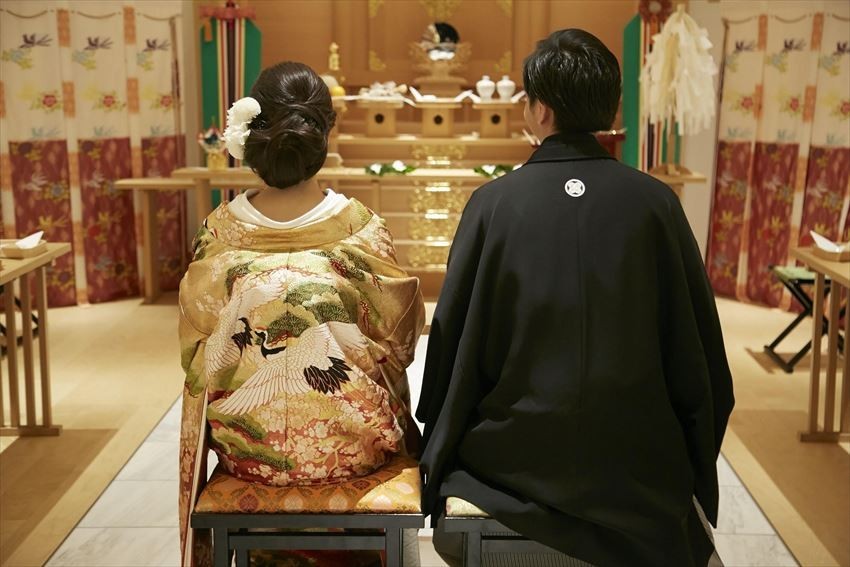 Memahami lebih dalam tradisi pernikahan Shinto Jepang dan ritual sake-sharing yang sakral?