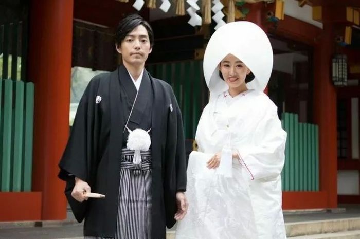 Mencari informasi mendalam tentang kimono pengantin tradisional Jepang Shiromuku dan sejarahnya?